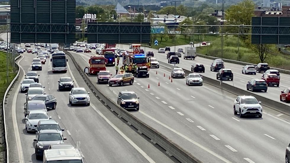 Det blev köer på E4 mellan Trafikplats A6 och Trafikplats Ekhagen i samband med olyckan där tre bilar var inblandade.