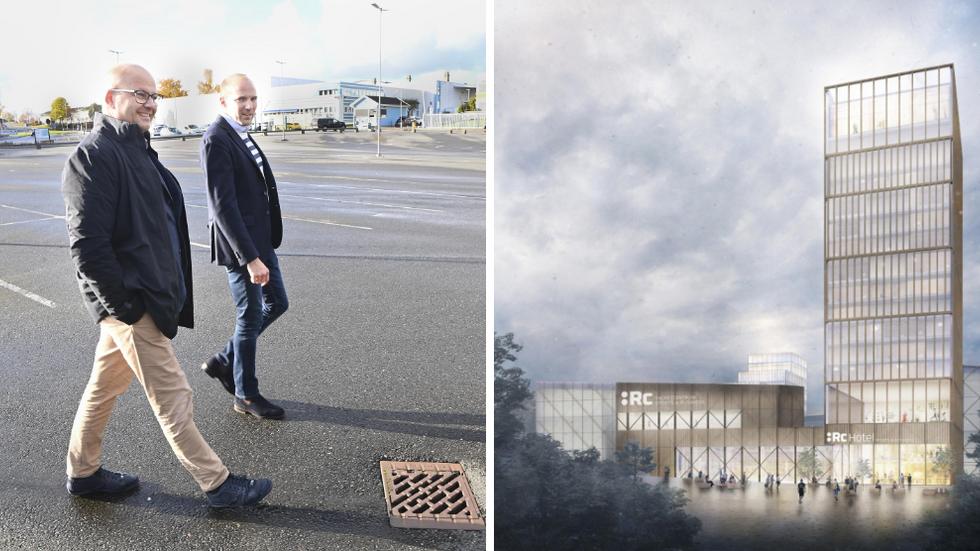 Niclas Bergman och Martin Claesson tar en titt på den parkering, som ska bli skolområde för Prolympia. 