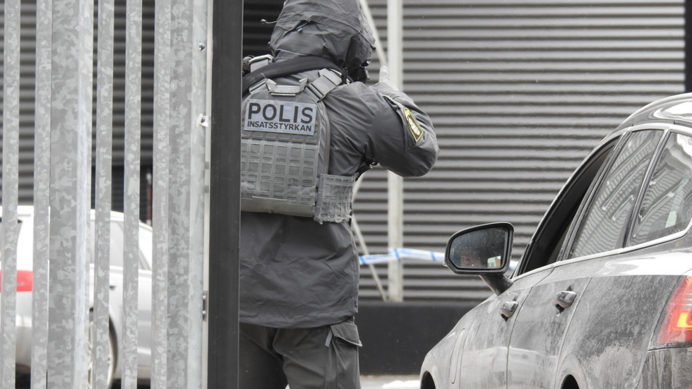 Tungt beväpnad polis slog till mot en industrilokal i Strängnäs i måndags.
