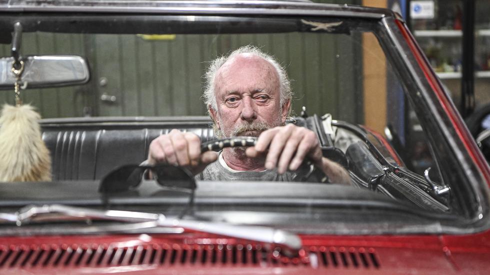 Anders Stridh i sin Pontiac från 1967. Han lyckas greppa bilratten, men mycket mer än så fixar han inte att böja fingrarna.