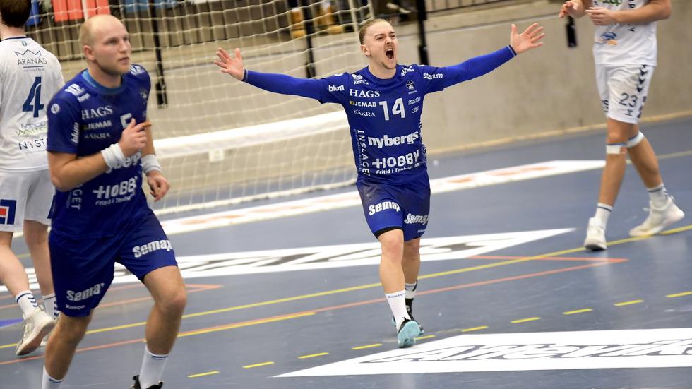 Hampus Dahlgren jublar efter ett av sina tio mål mot Aranäs. Toll vänster Oskar Hedvall.
