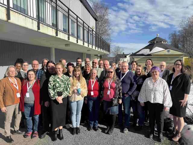 En stor del av den 40 personer starka socialdemokratiska gruppen från Nolaskogs samlade utanför Parkaden i Härnösand.