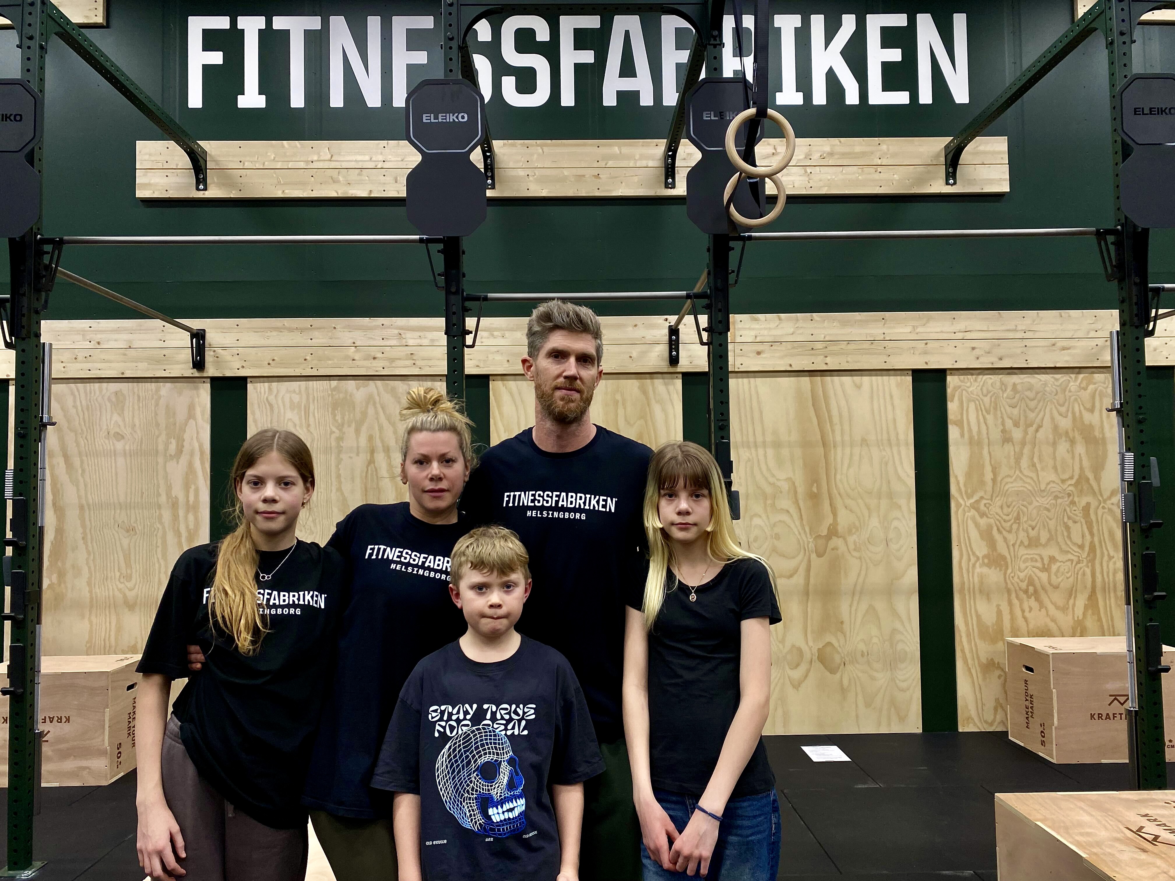 Fitnessfabriken är familjeägt. Här är ägarna Johanna Åhfeldt och sambon Jesper Lindquist tillsammans med (från vänster) Billie Åhfeldt, Charlie Åhfeldt och Ellie Åhfeldt.