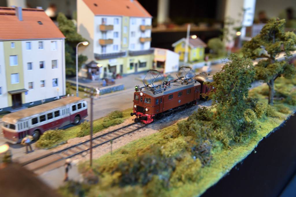 38 modellbyggare från hela landet har samlats på Tekniska museet i Stockholm och byggt en stor modelljärnväg förlagt i ett somrigt Sverige 1967.