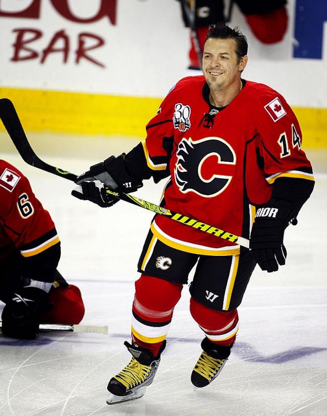 Hockeyspelaren Theoren Fleury gjorde förra året comeback efter att 2002 stängts av från NHL efter drogproblem. I dag fyller han 42 år.