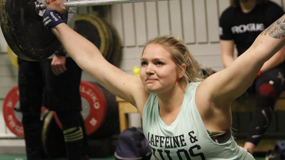 Amanda Scherdin är en av alla som hittat till tyngdlyftningen de senaste åren. Nu håller hon tjejpass varje onsdag för att locka ännu fler till Örebro KK.