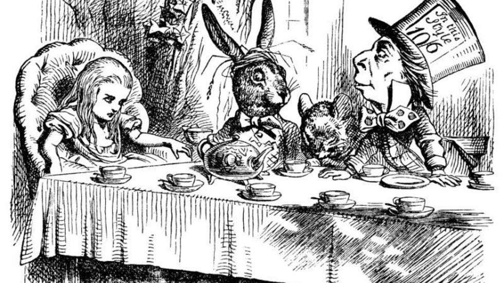 En oförglömlig scen av Lewis Carroll: Påskharen och hattmakaren är inte särskilt gästvänliga när Alice slår sig ned vid tebjudningen.