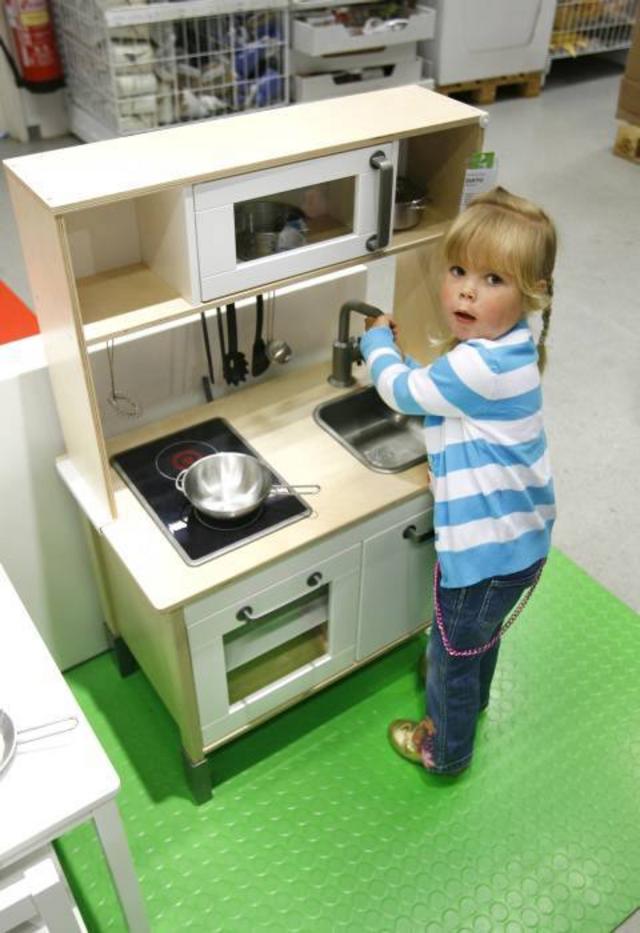 Ett leksakskök är en av nyheterna och har redan blivit en populär lekplats i varuhuset. Sofie Norrström, 3 år, föll direkt.
