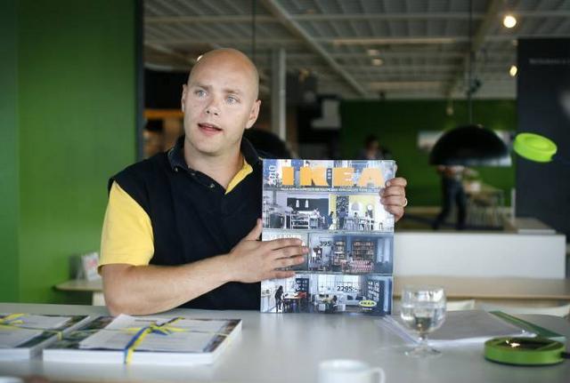 Tomas Bolander visar upp årets Ikea-katalog. Varianten som går ut till hushållen är betydligt mindre.