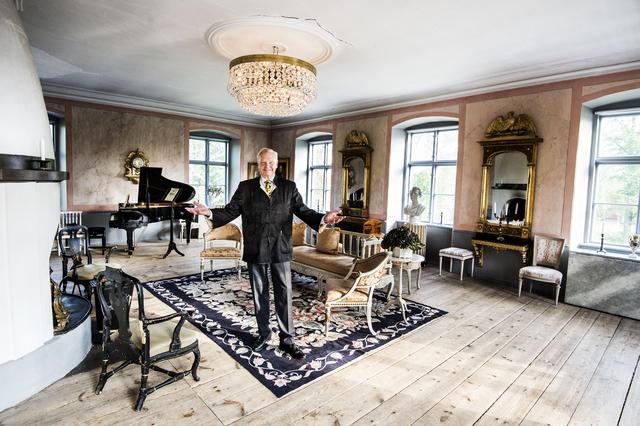 Speglarna med örnarna fanns redan på Saxå herrgård när Carl Jan Grankvist flyttade in. Soffan stod i hans  morfars salong när han var liten. Carl Jan har satsat på 1700- och 1800-talsstil här på Saxå herrgård, eftersom herrgården är från just det sekelskiftet.