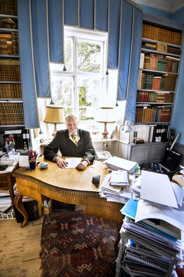 Carl Jan Granqvist i sitt arbetsrum.