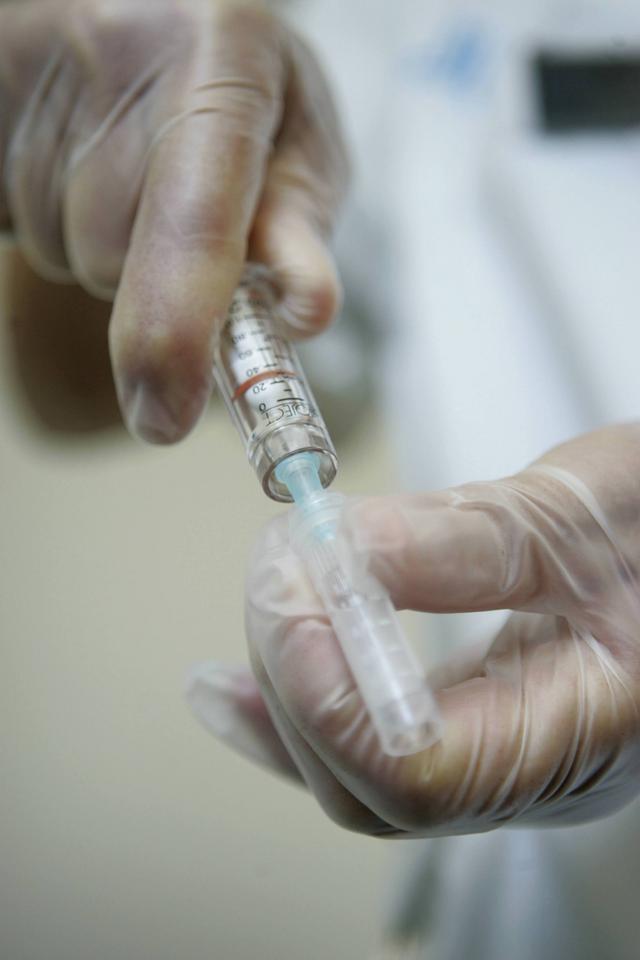 Forskning visar att HPV-vaccin inte bara skyddar mot livmoderhalscancer, utan även mot anal- penis- hals- och tonsillcancer samt kondylom. Därför bör vaccinationen utökas, skriver företrädare för Öppna Moderater.
