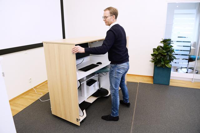 ”Så här går det till” säger VD Niclas Lindqvist och visar hur han på 19 sekunder öppnar ett skåp och förvandlar det till en ”komplett ergonomisk arbetsplats”. 