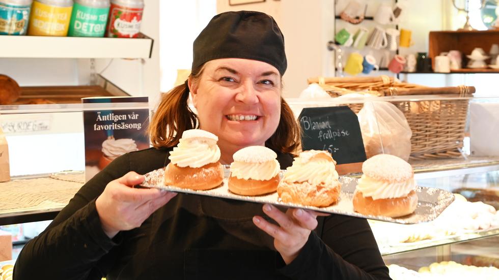 Victoria Stenkula, delägare Lindströms café, visar upp fyra populära varianter av semlan. 