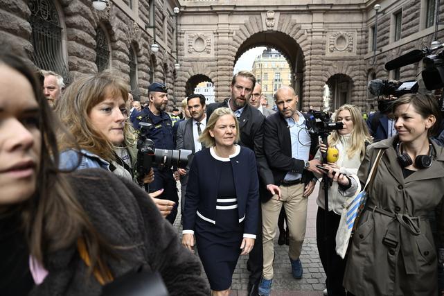 Statsminister Magdalena Andersson (S) promenerar från regeringskansliet mot riksdagen där hon väntas tas emot av talmannen Andreas Norlén och formellt avgå från sin post. Foto: Pontus Lundahl / TT