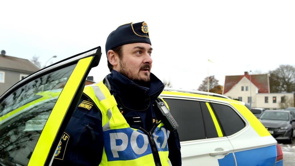 Tf polisområdeschef i Värnamo, Jonatan Wetterlind, berättar att polisen fortsätter med höjd närvaro i Skillingaryd.