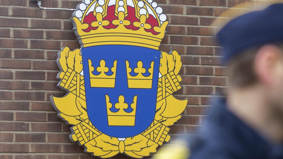 En polis på Höglandet riskerar löneavdrag efter att han glömt en väska med dator och pepparspray utanför ett gym i Jönköping