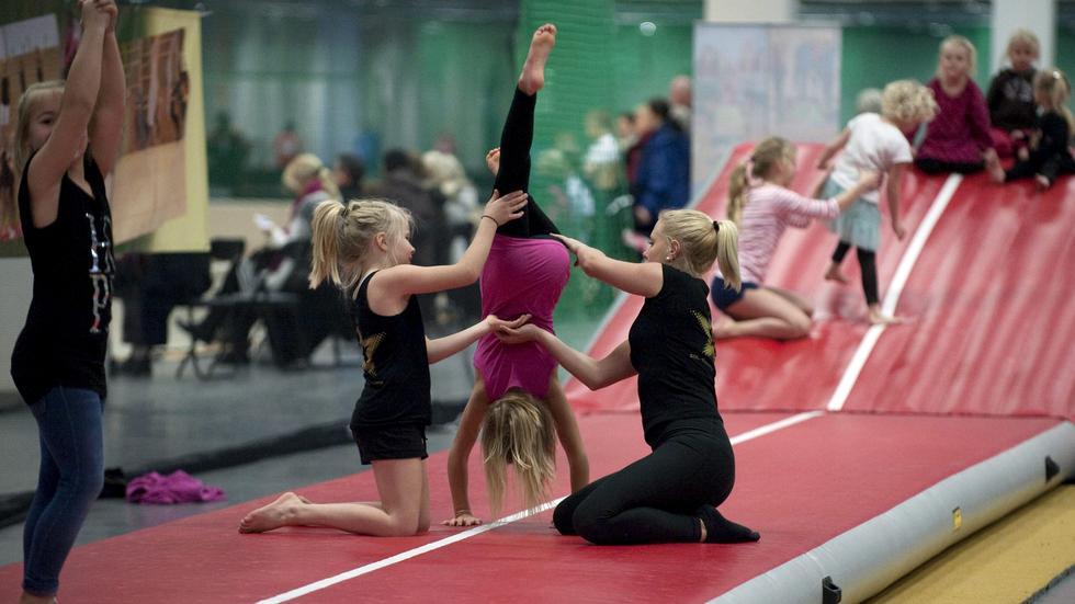 Brist på ledare gör att kommunens två största gymnastikföreningar inte kan ta emot fler barn och ungdomar, trots att intresset är stort och köerna växer. Foto: Bertil Ericson/Scanpix/TT.