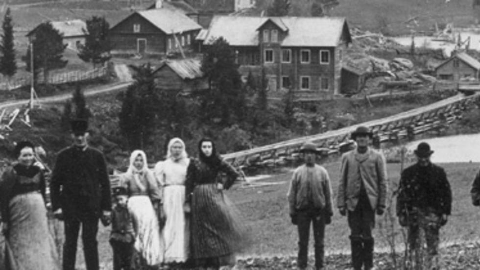 Omslagsbilden från 1895 visar invånare i Offerdal framför gamla kvarnen, kvarnstallet, gamla bron över Ängesån, stamphuset, bränneriet och smälteriet i Änge.
Foto: Jamtli bildbyrå