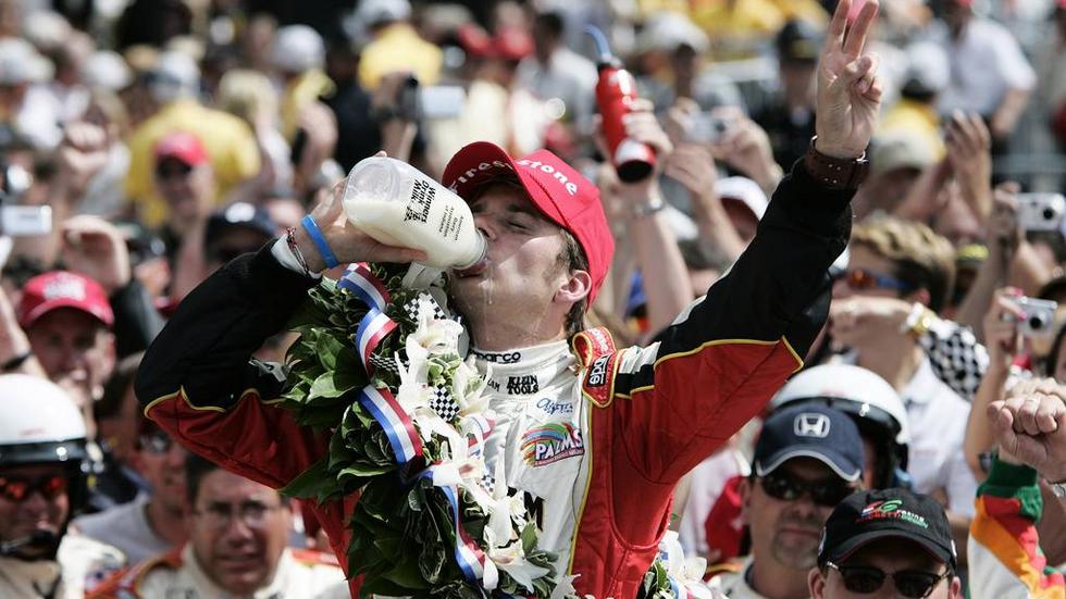 Dan Wheldon, Storbritannien, firar sin Indy 500-seger 2005 genom att sedvanligt dricka mjölk. En av många traditioner som omgärdar det klassiska loppet. Arkivbild.