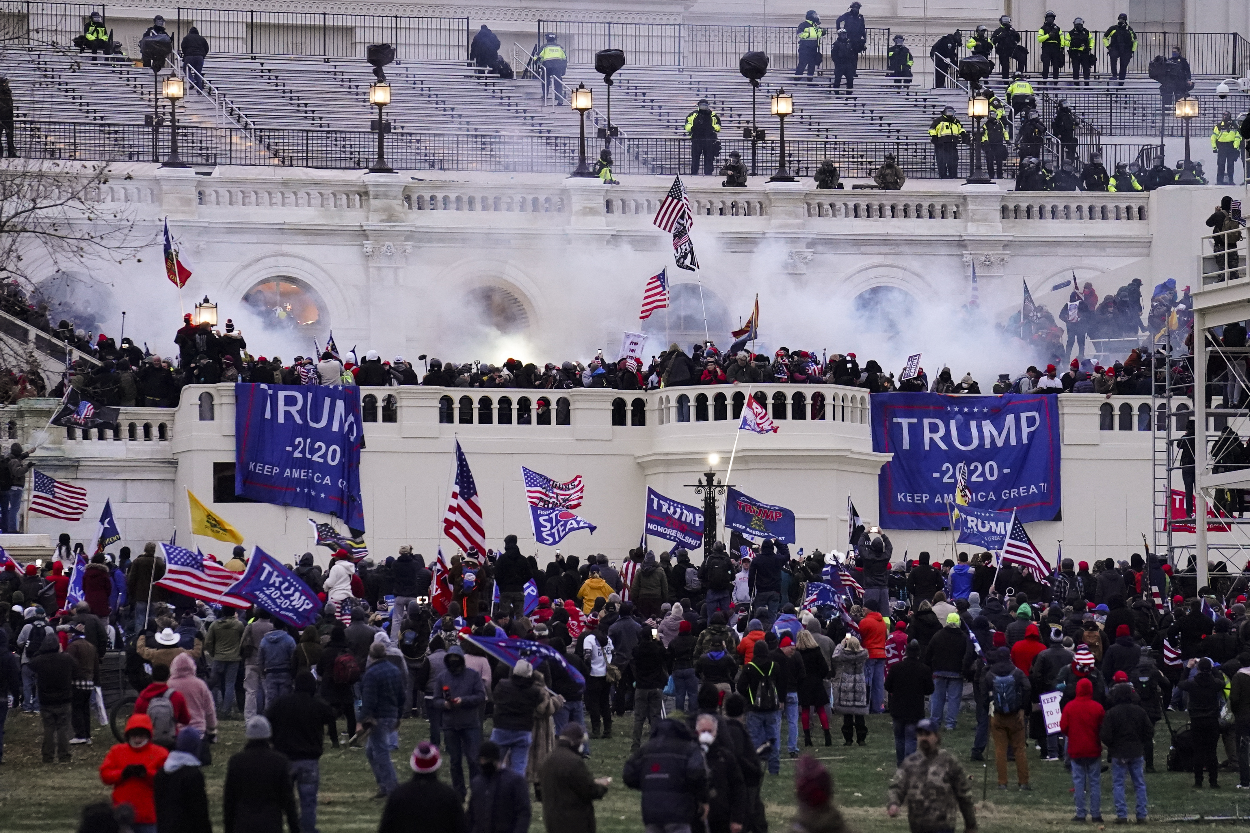 Anhängare till USA:s dåvarande president Donald Trump stormar kongressbyggnaden Kapitolium den 6 januari 2021.