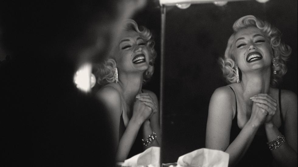 Den bräckliga Norma Jeane (Ana de Armas) frammanar sitt alter ego Marilyn Monroe, i filmen ”Blonde”. Pressbild. Foto: Netflix