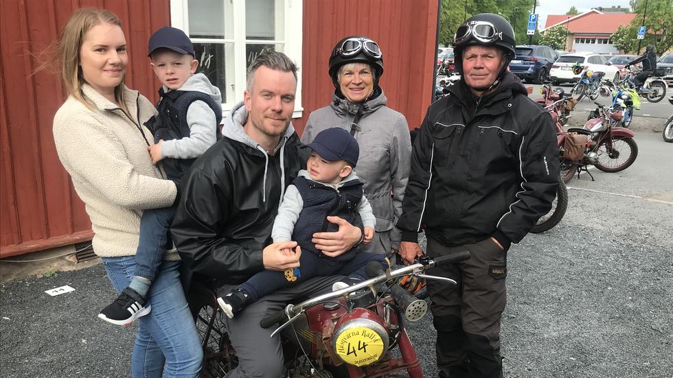 En riktig motorcykel-familj från Tenhult som älskar gamla Husqvarna. Från vänster Ellen, Vilgot, Jakob, Valter, Inger och Kjell Carlberg.