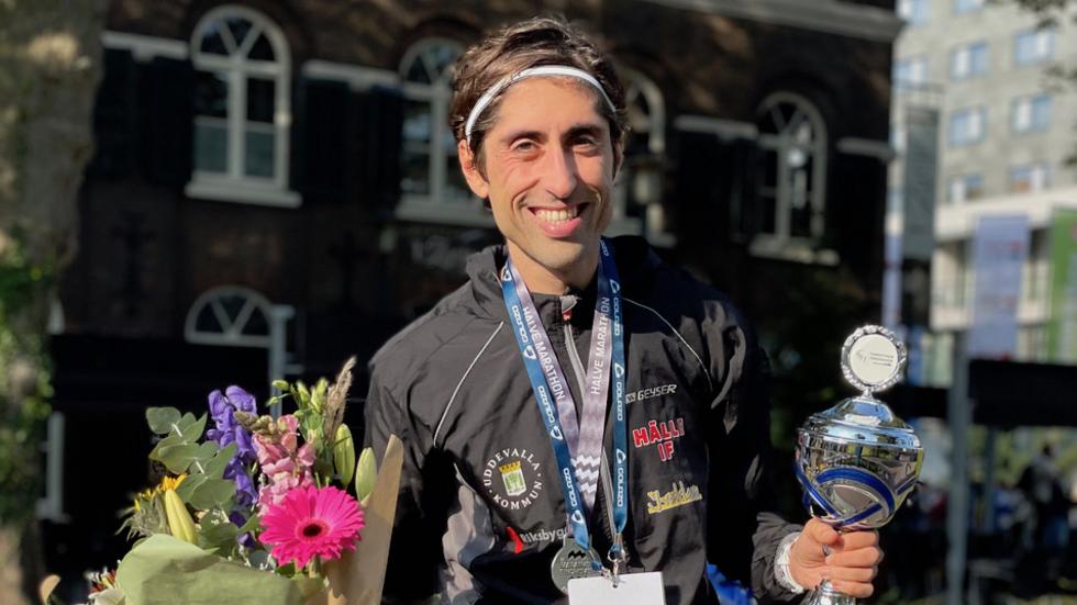 Tony Hatefnejad är själv elitlöpare, men kommer inte delta i Jönköping Marathons tävlingar eftersom han kommer vara med och arrangera folkfesten. ”Jag har fullt upp att hantera ställningarna och se till att alla löpare har det bra”, säger han.