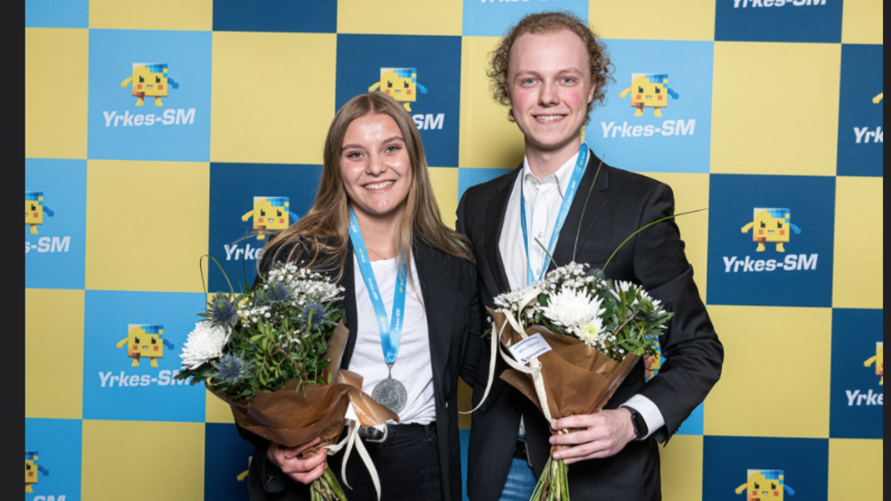 Alexander Aronsson från Vaggeryd och Saga Persson efter att de fått ta emot silvermedaljen. Foto: Yrkes-SM