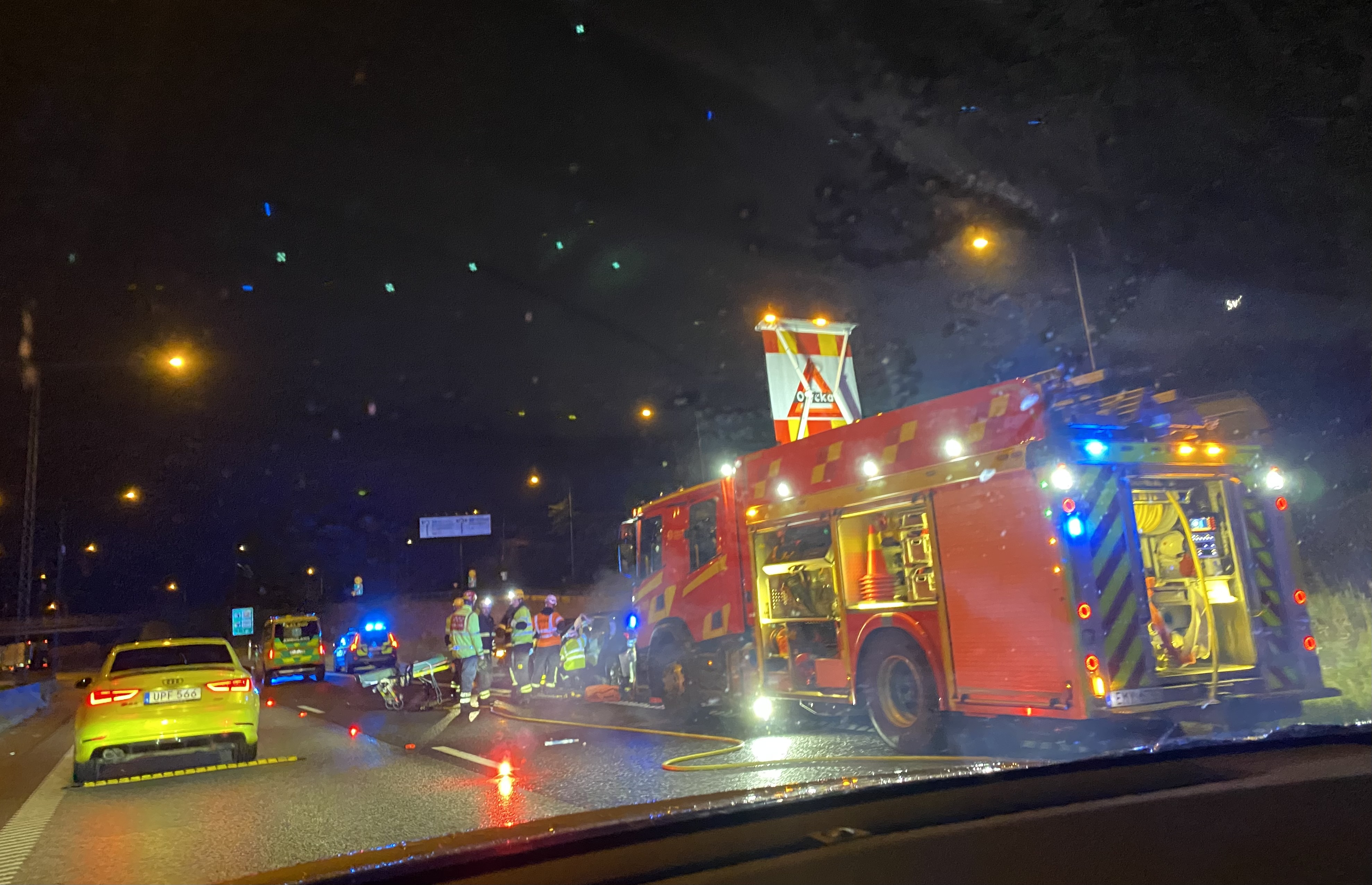 Två bilar krockade vid trafikplats A6 och flera personer fördes till sjukhus.