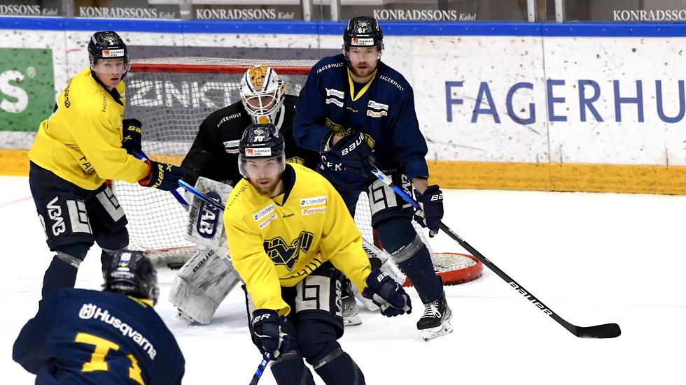 På kontoret. Tommi Huhtala, här till höger om målvakten i blå tröja, har under det hockeyallsvenska slutspelet inte minst utmärkt sig genom sitt hårda arbete framför motståndarmålet. 