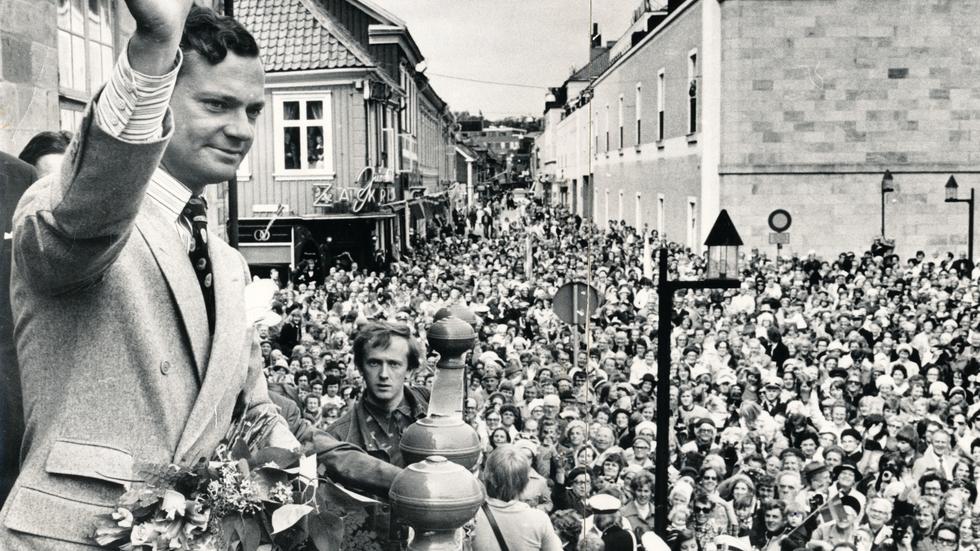 Kungen vinkade till folket från trappan utanför Göta hovrätt på Hovrättstorget. Hela torget och gatorna omkring var fyllda med Jönköpingsbor. FOTO: Arkiv Jönköpings-Posten