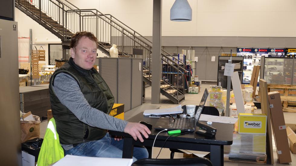 Butikschefen Bengt Carlsson har kommit igång i sitt nya ”kontor”.
