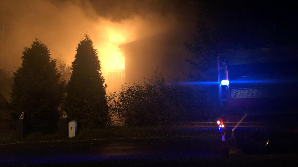 Totalbranden i villan på  Klockargårdsgatan i Malmbäck den 3 oktober utreds som mordbrand. Nu har en ung man begärts häktad misstänkt för brottet.