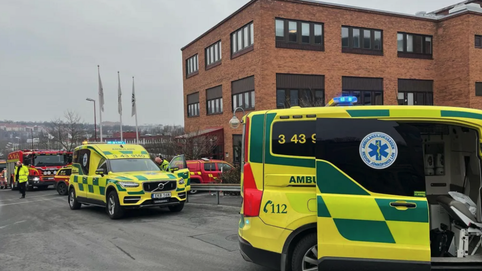 Räddningstjänst, ambulans och polis larmades till Husqvarna AB under torsdagen efter att ett batteri börjat brinna.