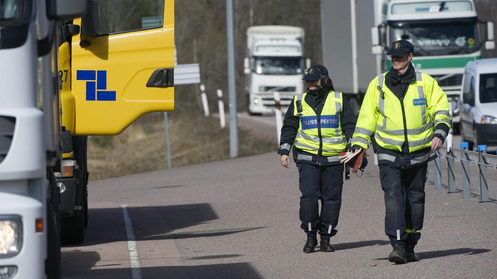 Bilinspektörer vid en trafikkontroll i Västerås. Personerna på bilden har ingenting med den aktuella händelsen att göra. Foto: Fredrik Sandberg/TT