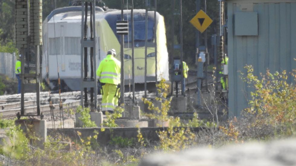 Ett Arlanda expresståg har spårat ur i närheten av Märsta.