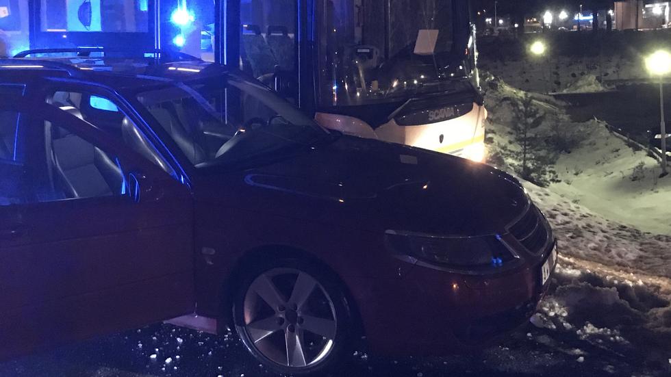 På torsdagskvällen skedde en sidokollision mellan en buss och en bil på Hedenstoprsvägen.