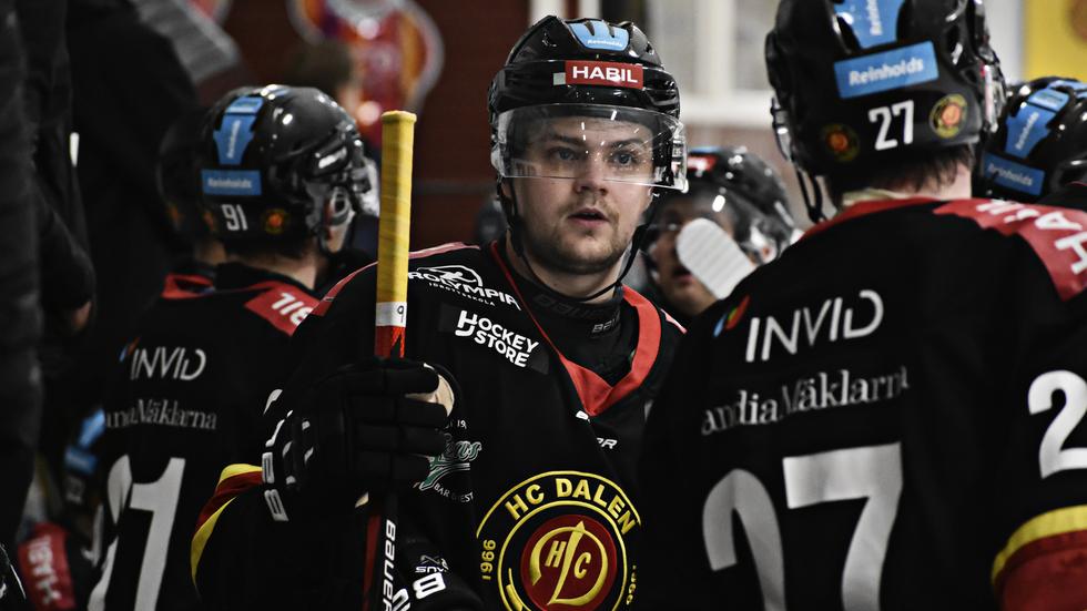 Emil Larsson, här på bild i en match under säsongen 2019/2020, fortsätter i HC Dalen.