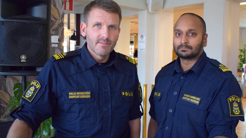 Polisen Niklas Brännström och Marco Sannelius höll i föreläsningen. 