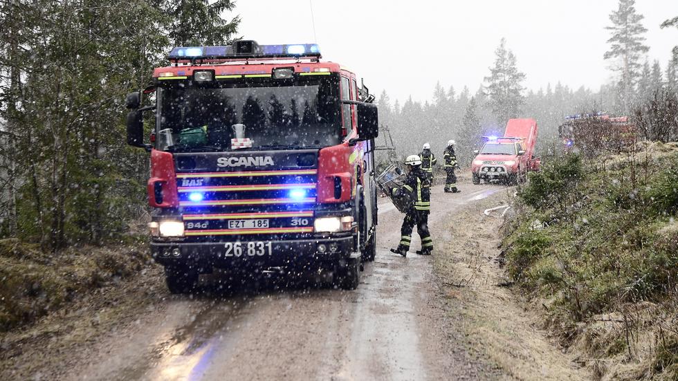 Ett tiotal brandmän bekämpade skogsbranden utanför Mullsjö. FOTO: Robert Eriksson