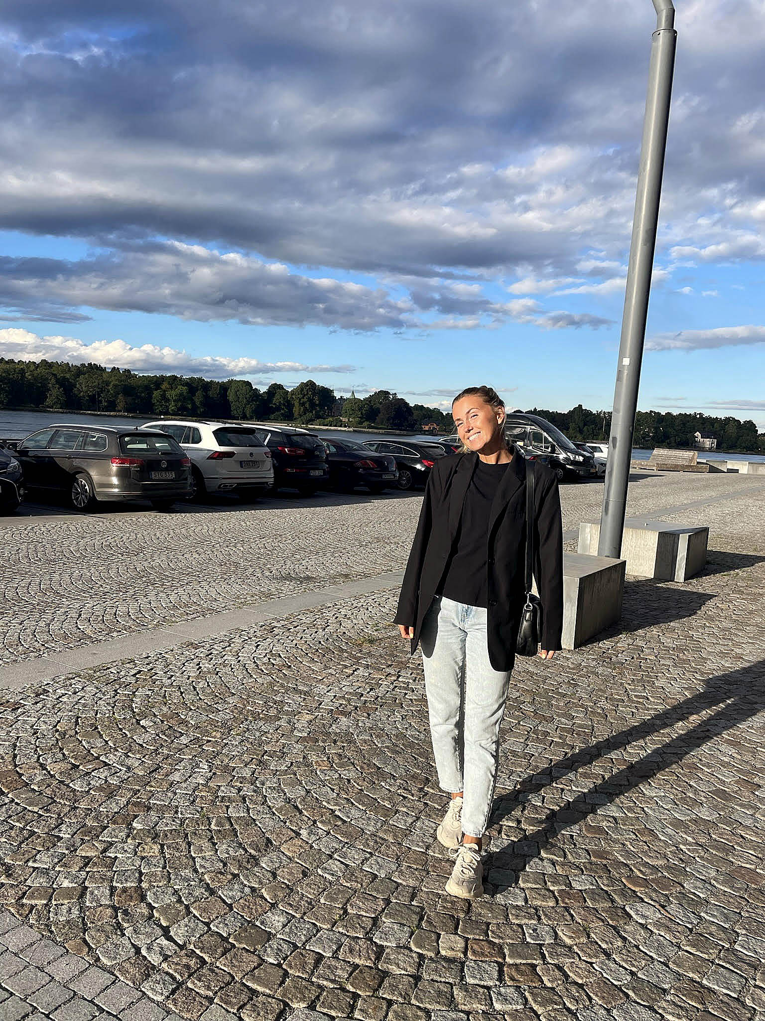 Adelisa är fotbollsprofilen som får presentera sig på jobbets aw  