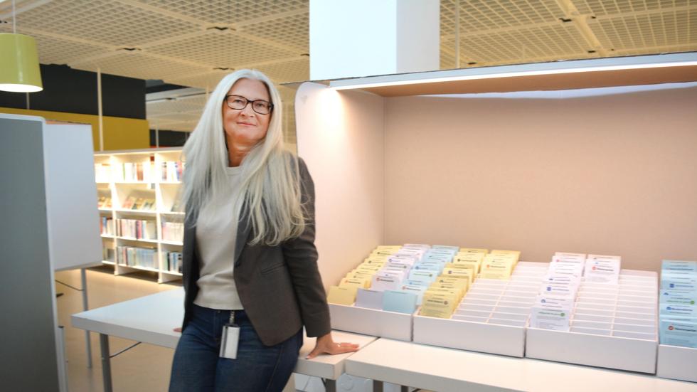 Intresset att förtidsrösta är mycket högt, konstaterar valsamordnaren Eva Larsson när hon övervakar processen på Stadsbiblioteket i Jönköping. 
