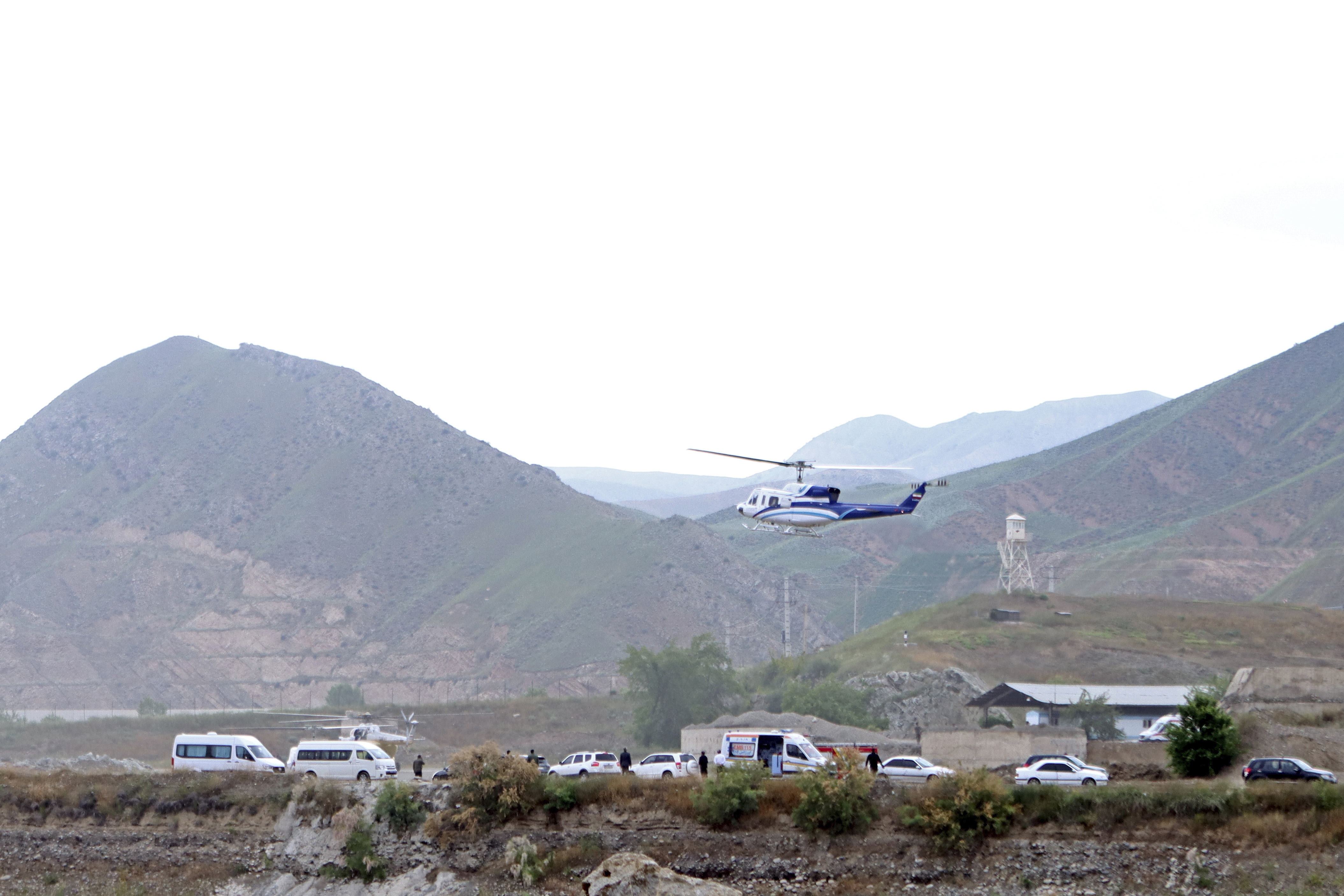 Den helikopter som Irans president Ebrahim Raisi färdades i lyfter från platsen där han tidigare på söndagen invigde en damm.