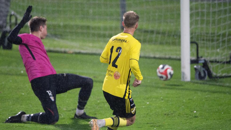 Max Eriksson gör mål för IFK Hässleholm i höstas. Nästa år spelar han i en annan gul tröja, nämligen Ängelholms.