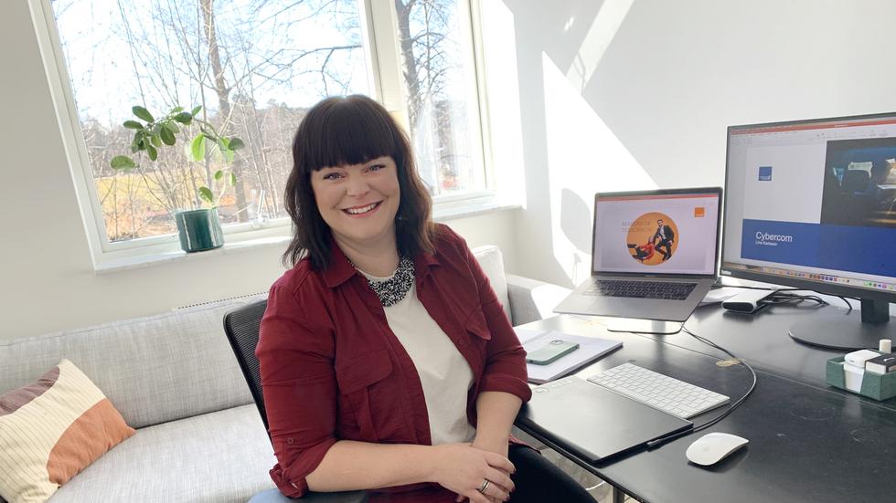 Lina Karlsson har arbetat hemifrån i ett år, sedan i somras utgår hon från familjens villa där hon har ett eget kontor.