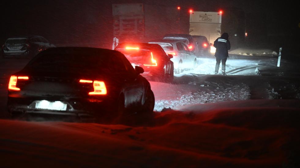 På E22 mellan Hörby och Kristianstad satt uppemot 1000 bilar fast i kö natten till torsdagen.