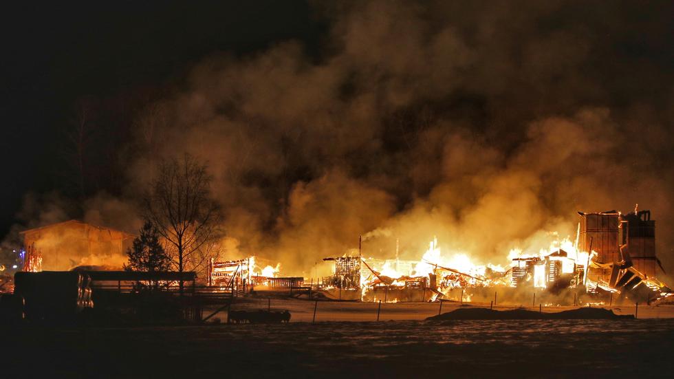 En ladugård på Drösphults gård blev tidigt på söndagsmorgonen totalförstörd i en brand. Ett 40-tal djur omkom i branden. Bild: Mattias Landström/Nyhetswebben
