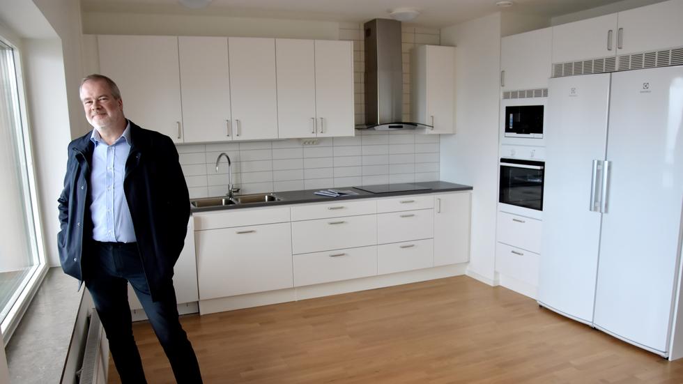 Matias Benér, vd för Mullsjö bostäder, i trerummaren som nu ska stylas inför försäljningen.