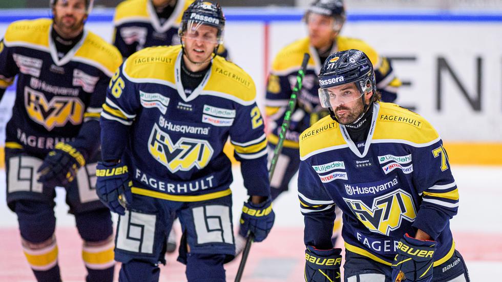 HV71 har drabbats av covid-19. Spelarna på bilden har ingenting med nyheten i sig att göra. Bild: Mathias Bergeld/Bildbyrån.